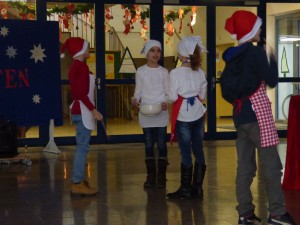 Die Klasse 4a singt und spielt die Weihnachtsbäckerei.