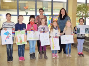 Die Klassensieger mit ihren Bildern wurden geehrt von Frau Wölfel (links) und Frau Schenk (rechts) von der VR-Bank in der Sanderau.