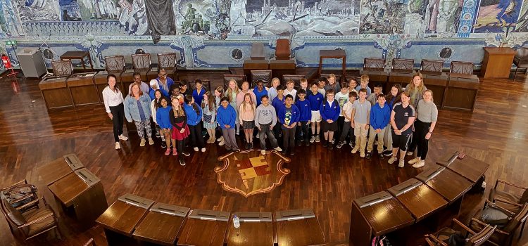 Gastschüler aus Bedford werden im Rathaus empfangen Gastschüler aus Bedford werden im Rathaus empfangen