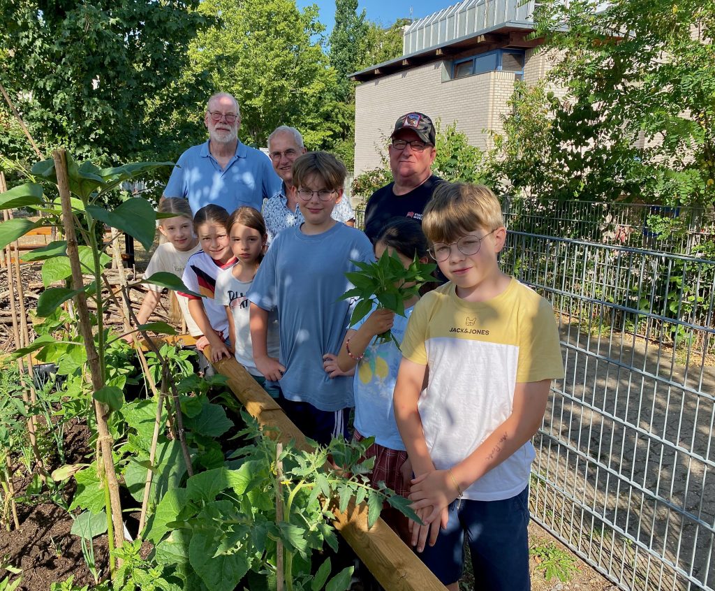 Slow-Food spendet neues Hochbeet