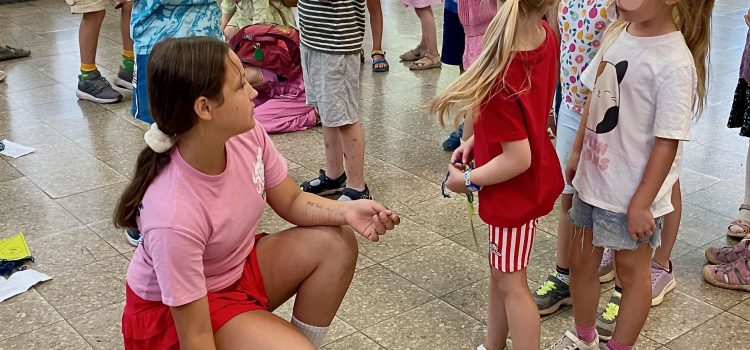 Auf Entdeckungstour: Vorschulkinder erkunden bei der Schulhaus-Rallye ihre neue Schule