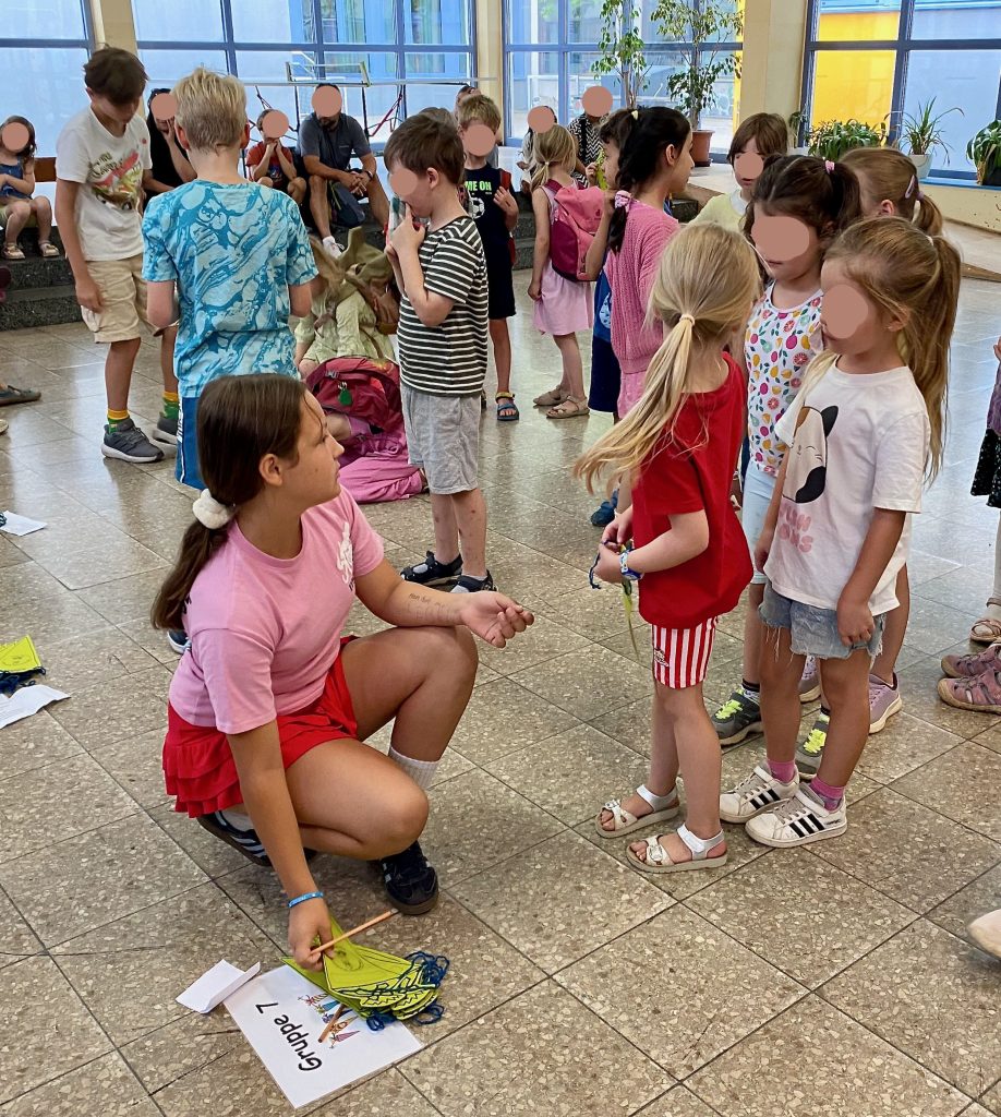 Auf Entdeckungstour: Vorschulkinder erkunden bei der Schulhaus-Rallye ihre neue Schule